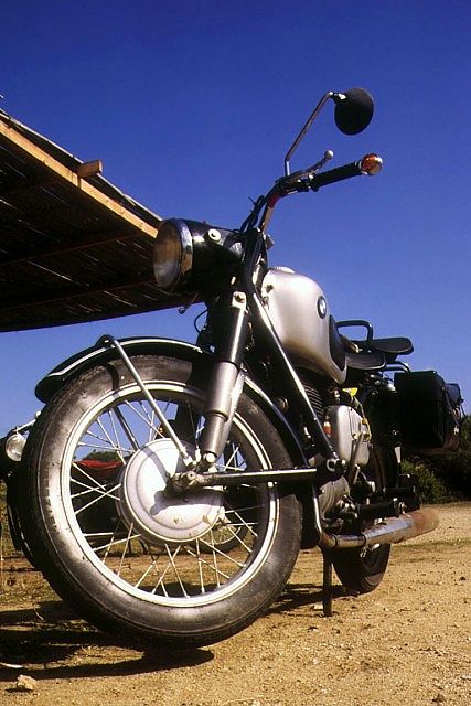 BMW R27 mit Schwingengabel und Schorsch–Meier–Tank.