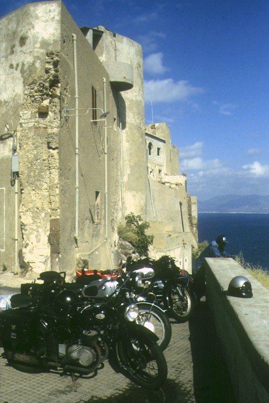 Blick von Castelsardo auf die Westküste Sardiniens.