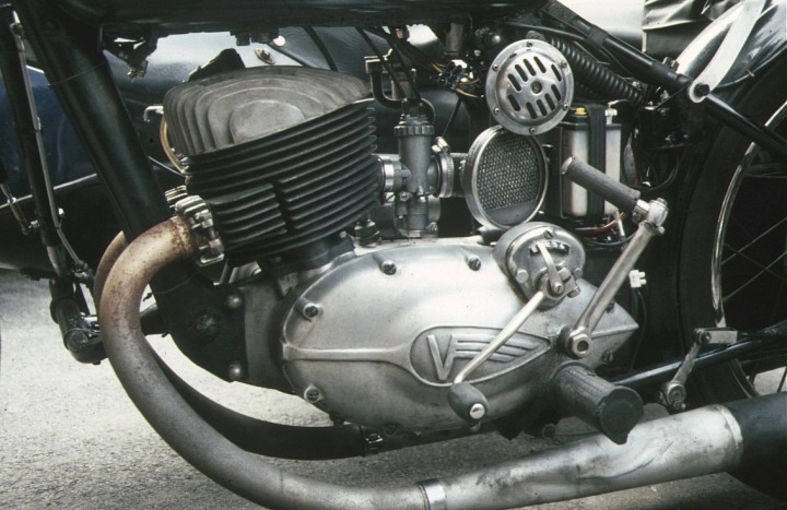 Einzylinder–Motorrad–Motor (Victoria) von der Seite aufgenommen.