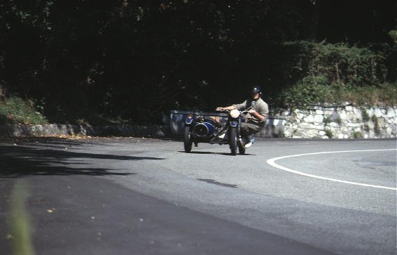 Motorrad–Gespann auf dem Weg vom „Passo dei Giovi” nach Genua.